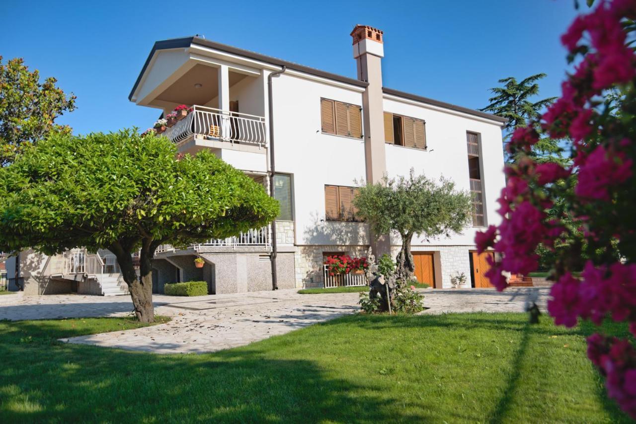 Apartments Vili ウマグ エクステリア 写真