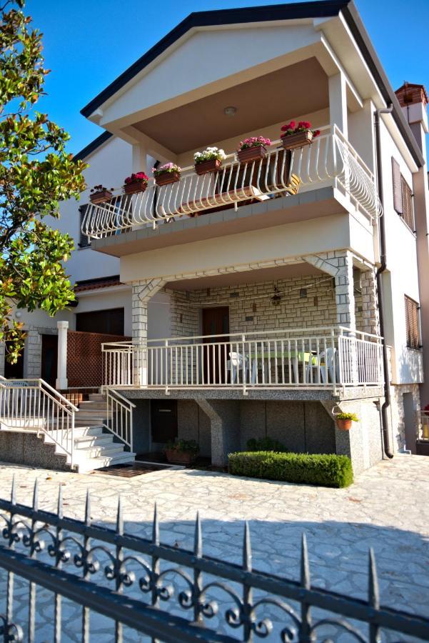 Apartments Vili ウマグ エクステリア 写真