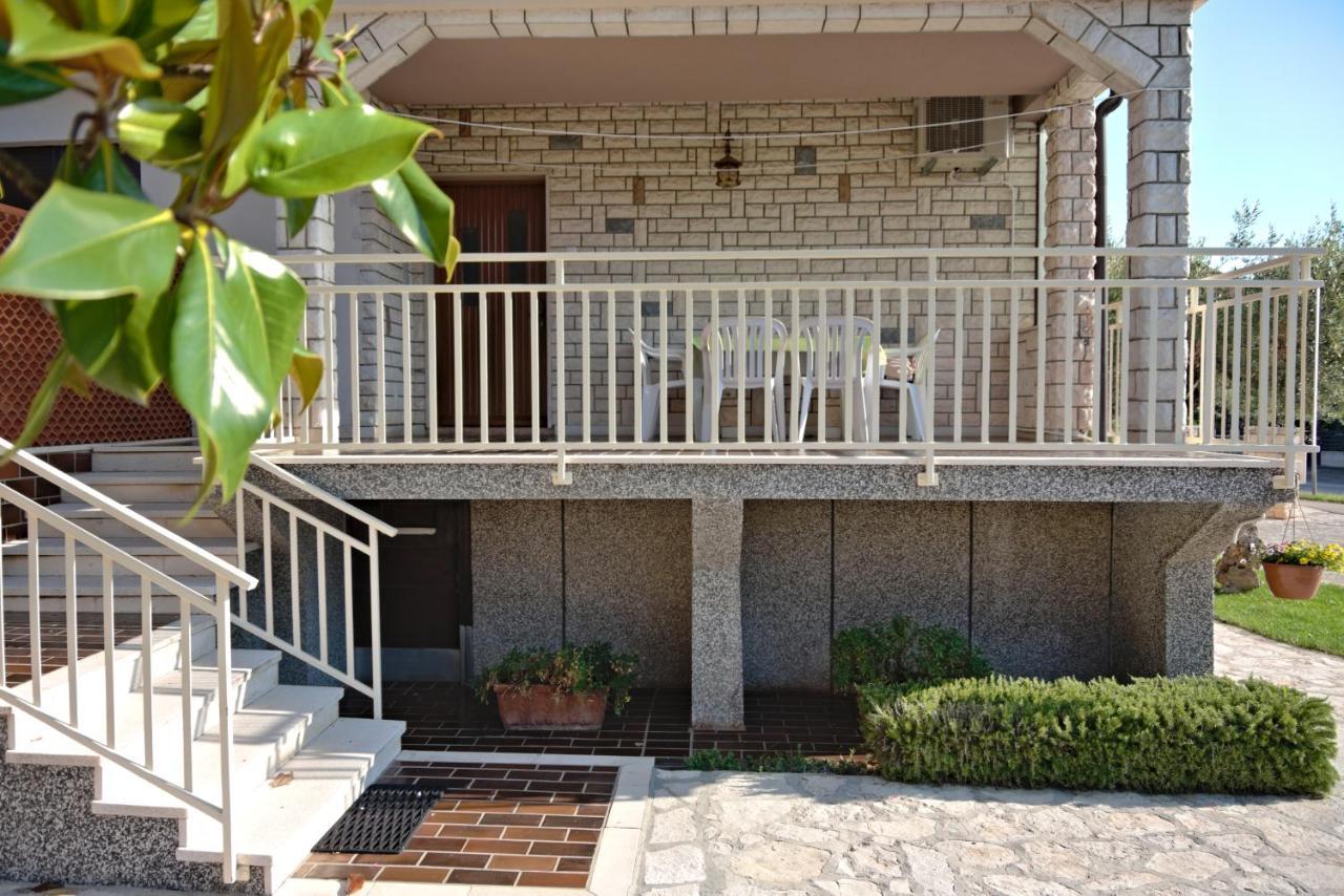 Apartments Vili ウマグ エクステリア 写真